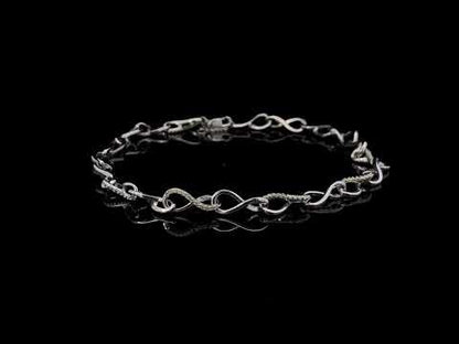 Rotating video showing the jewelry item