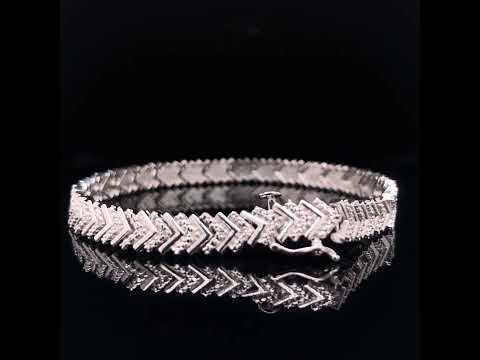 Rotating video showing the jewelry item