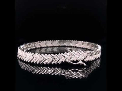 Rotating video showing the jewelry item