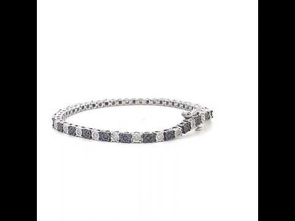 Rotating video showing the jewelry item