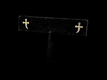 Rotating video showing the jewelry item