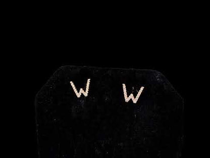 Rotating video showing the jewelry item