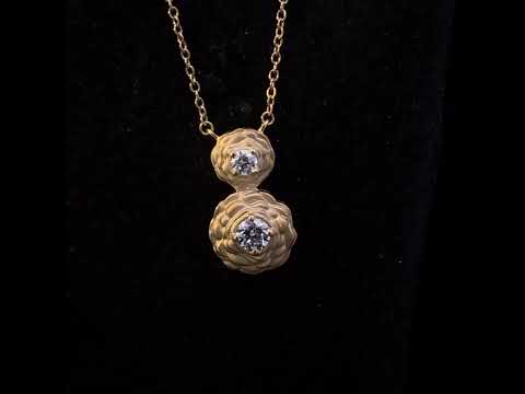 Rotating video showing the jewelry item