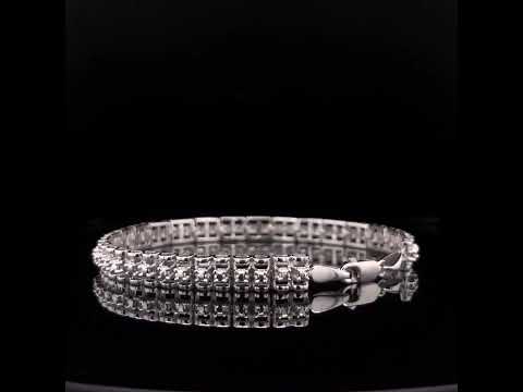 Rotating video showing the jewelry item