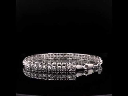 Rotating video showing the jewelry item