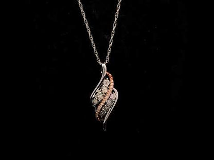 Rotating video showing the jewelry item