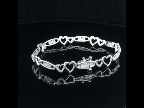 Rotating video showing the jewelry item