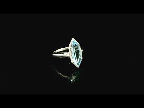 Rotating video showing the jewelry item