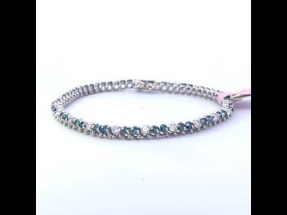 Rotating video showing the jewelry item