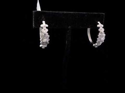Rotating video showing the jewelry item