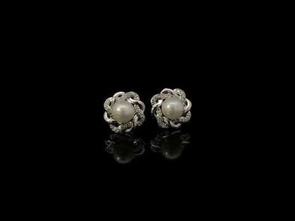 Rotating video showing the jewelry item