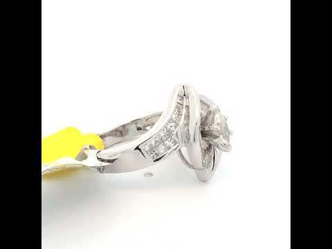 Rotating video showing the jewelry item