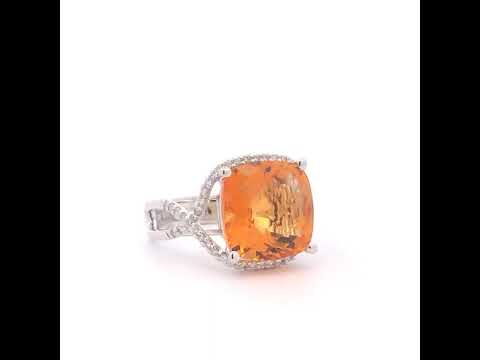 Rotating video showing the jewelry item