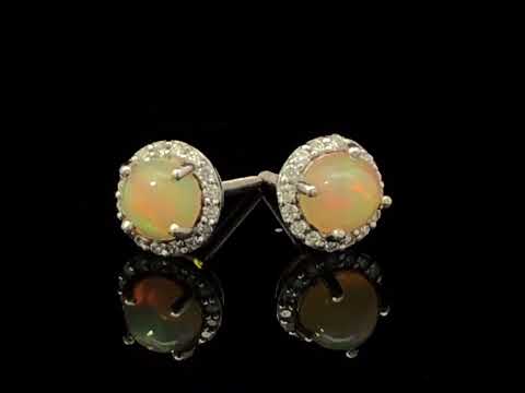 Rotating video showing the jewelry item