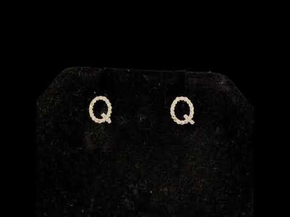 Rotating video showing the jewelry item