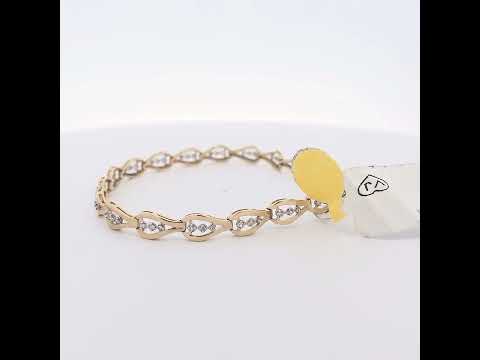 Rotating video showing the jewelry item