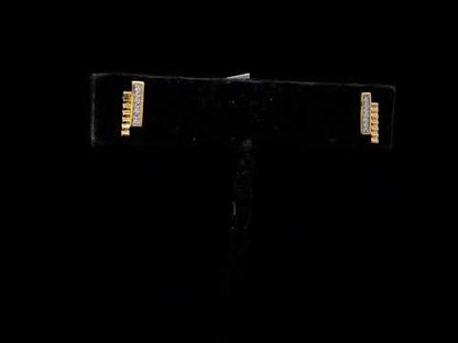 Rotating video showing the jewelry item