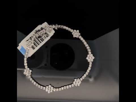 Rotating video showing the jewelry item