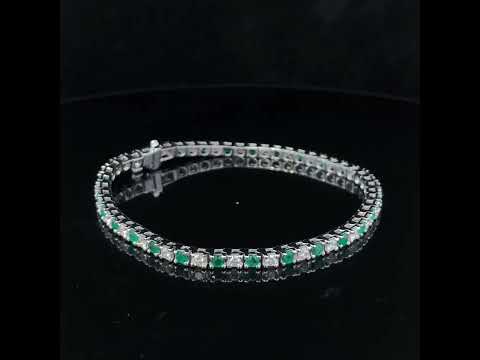 Rotating video showing the jewelry item