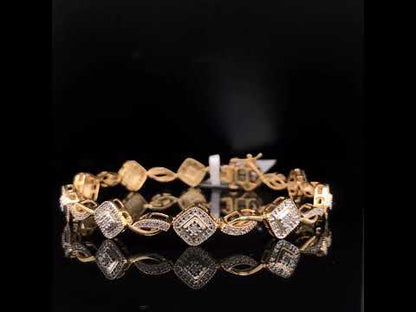 Rotating video showing the jewelry item