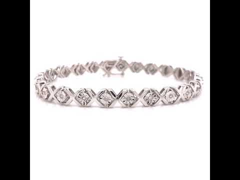 Rotating video showing the jewelry item