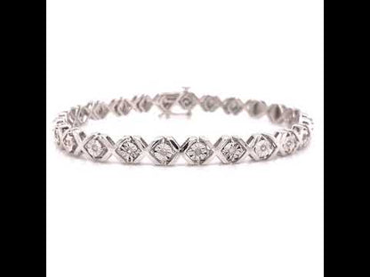 Rotating video showing the jewelry item