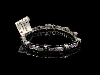 Rotating video showing the jewelry item