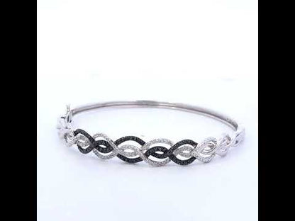 Rotating video showing the jewelry item