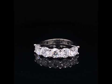 Rotating video showing the jewelry item