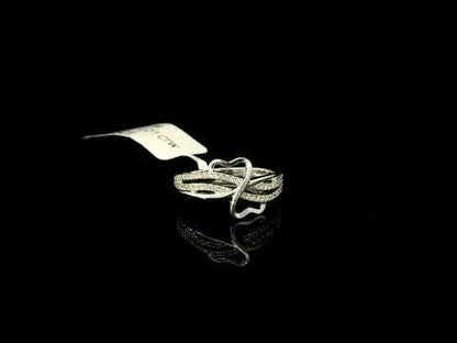 Rotating video showing the jewelry item