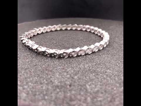 Rotating video showing the jewelry item