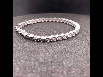 Rotating video showing the jewelry item