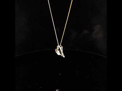 Rotating video showing the jewelry item