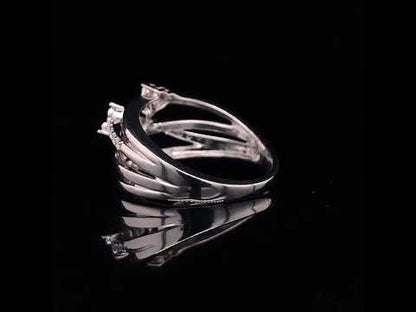 Rotating video showing the jewelry item