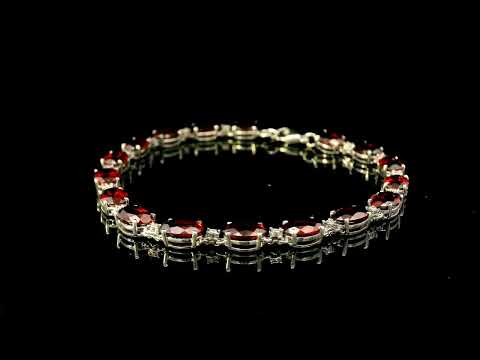 Rotating video showing the jewelry item