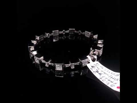 Rotating video showing the jewelry item