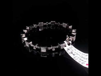 Rotating video showing the jewelry item