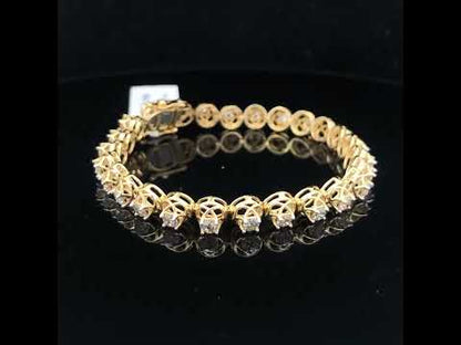 Rotating video showing the jewelry item