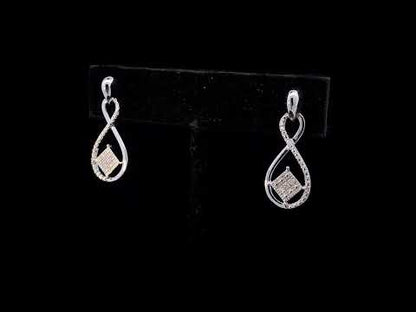 Rotating video showing the jewelry item