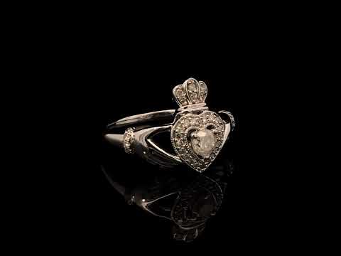 Rotating video showing the jewelry item
