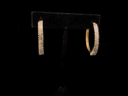 Rotating video showing the jewelry item
