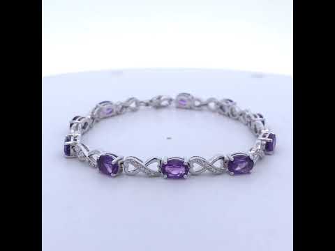 Rotating video showing the jewelry item