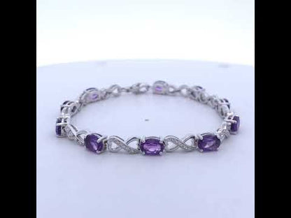 Rotating video showing the jewelry item