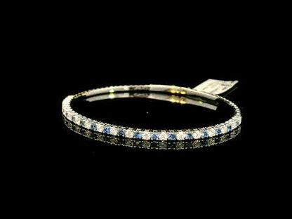 Rotating video showing the jewelry item