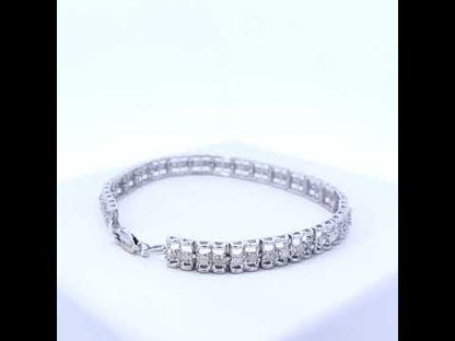 Rotating video showing the jewelry item