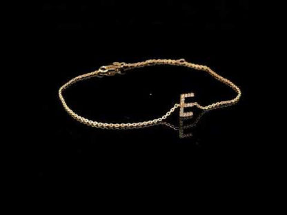 Rotating video showing the jewelry item