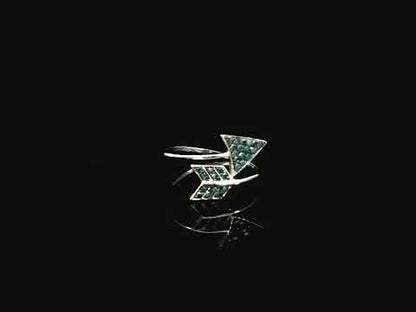 Rotating video showing the jewelry item
