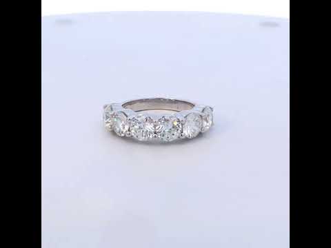 Rotating video showing the jewelry item