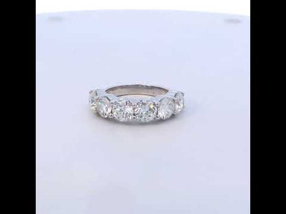 Rotating video showing the jewelry item