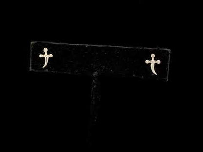 Rotating video showing the jewelry item